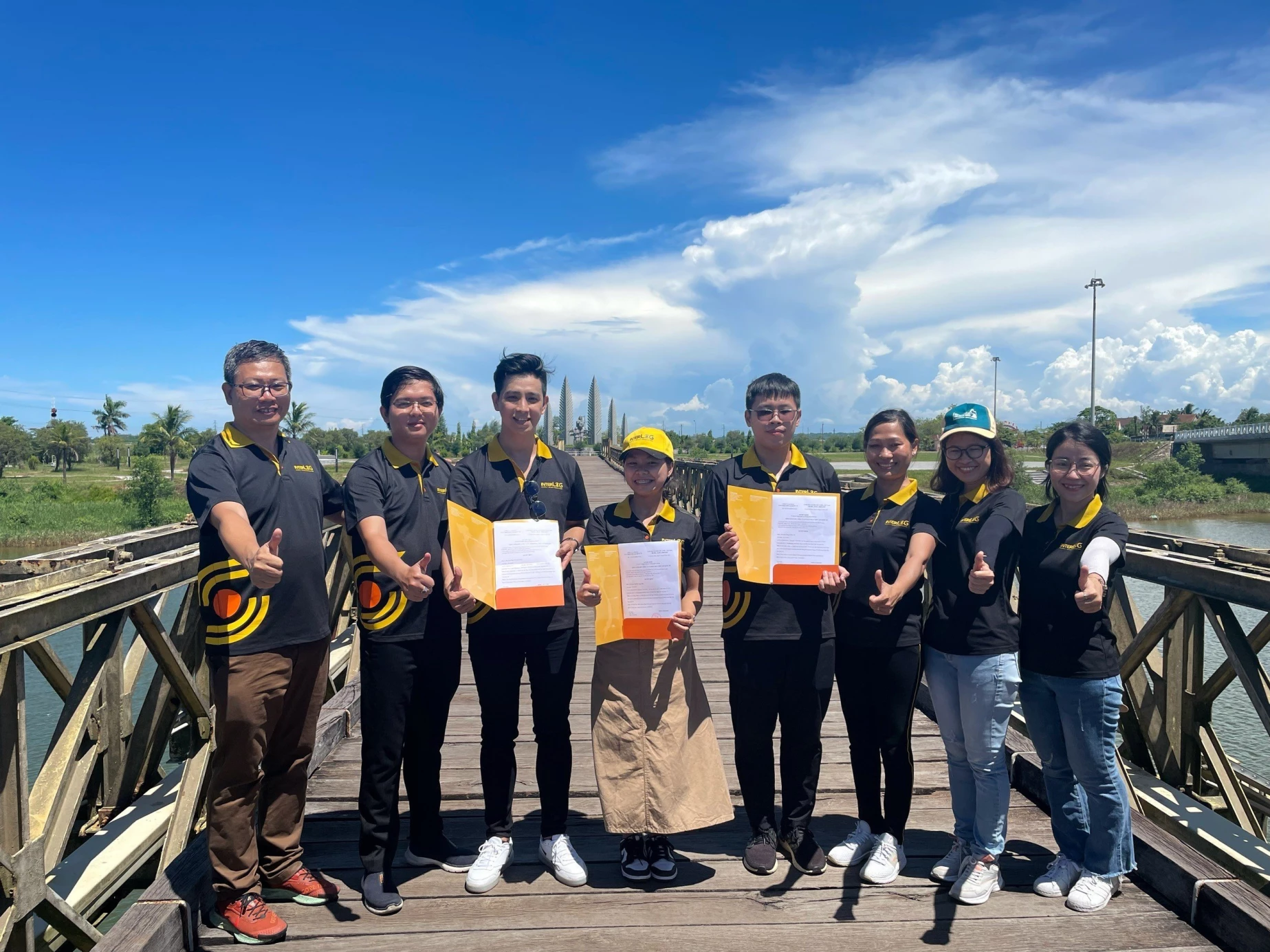 (Individuals excitedly receiving certificates of appointment to new positions, sharing joy with leadership at Hien Luong Bridge)