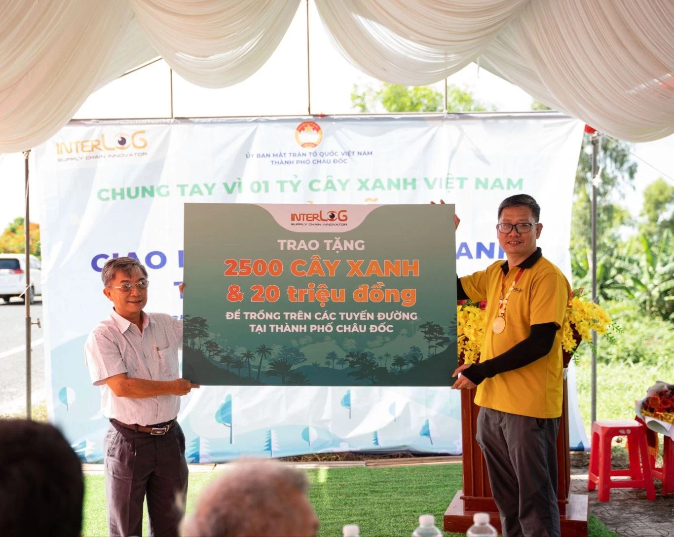 InterLOG donated 2,500 green trees to the Vietnam Fatherland Front Committee of Chau Doc City in 2023.