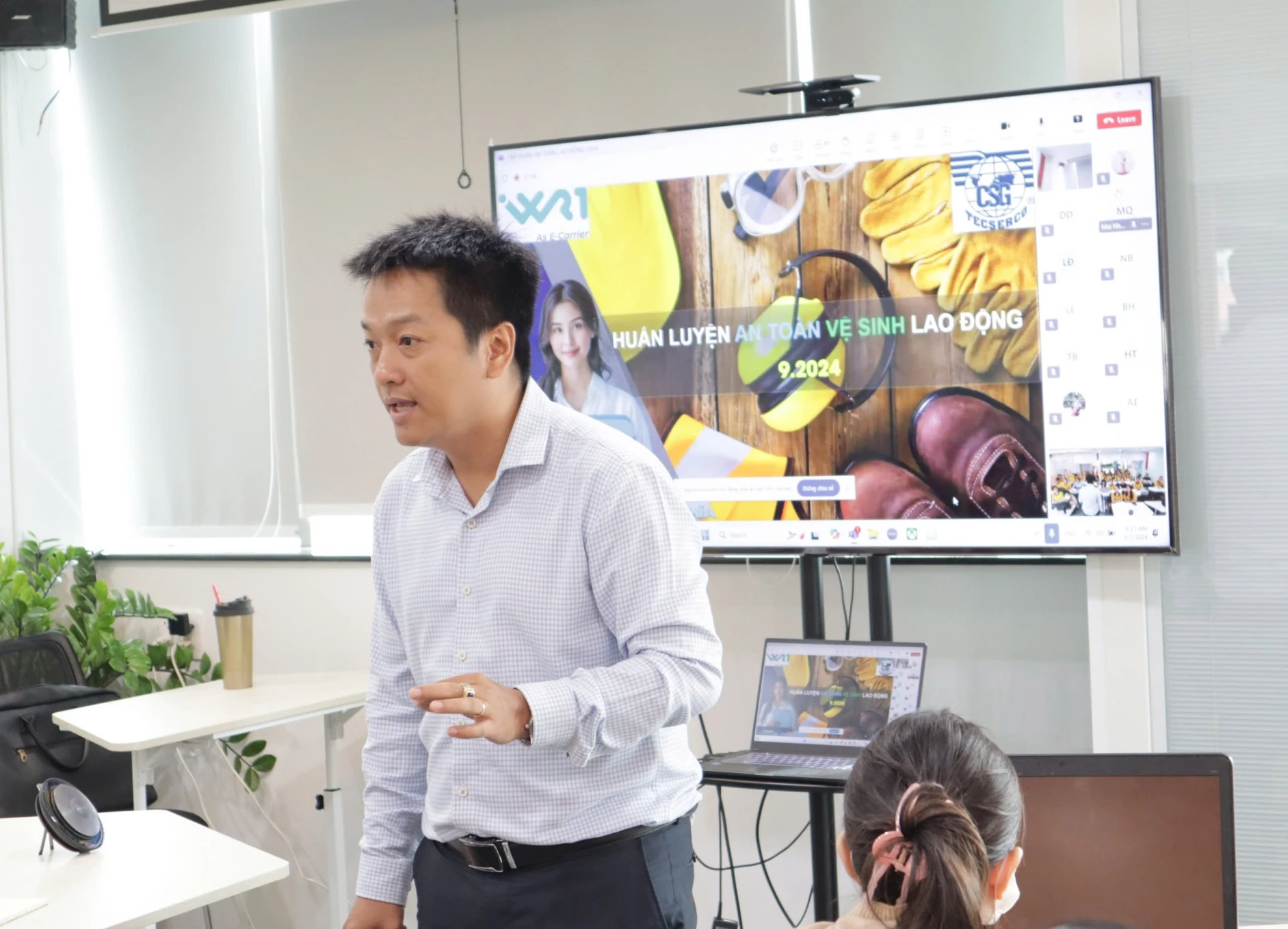 Mr. Ton Trong Nghia - Lecturer at the Faculty of Environment and Occupational Safety, Ton Duc Thang University, is sharing fundamental knowledge in the occupational safety and health training course.
