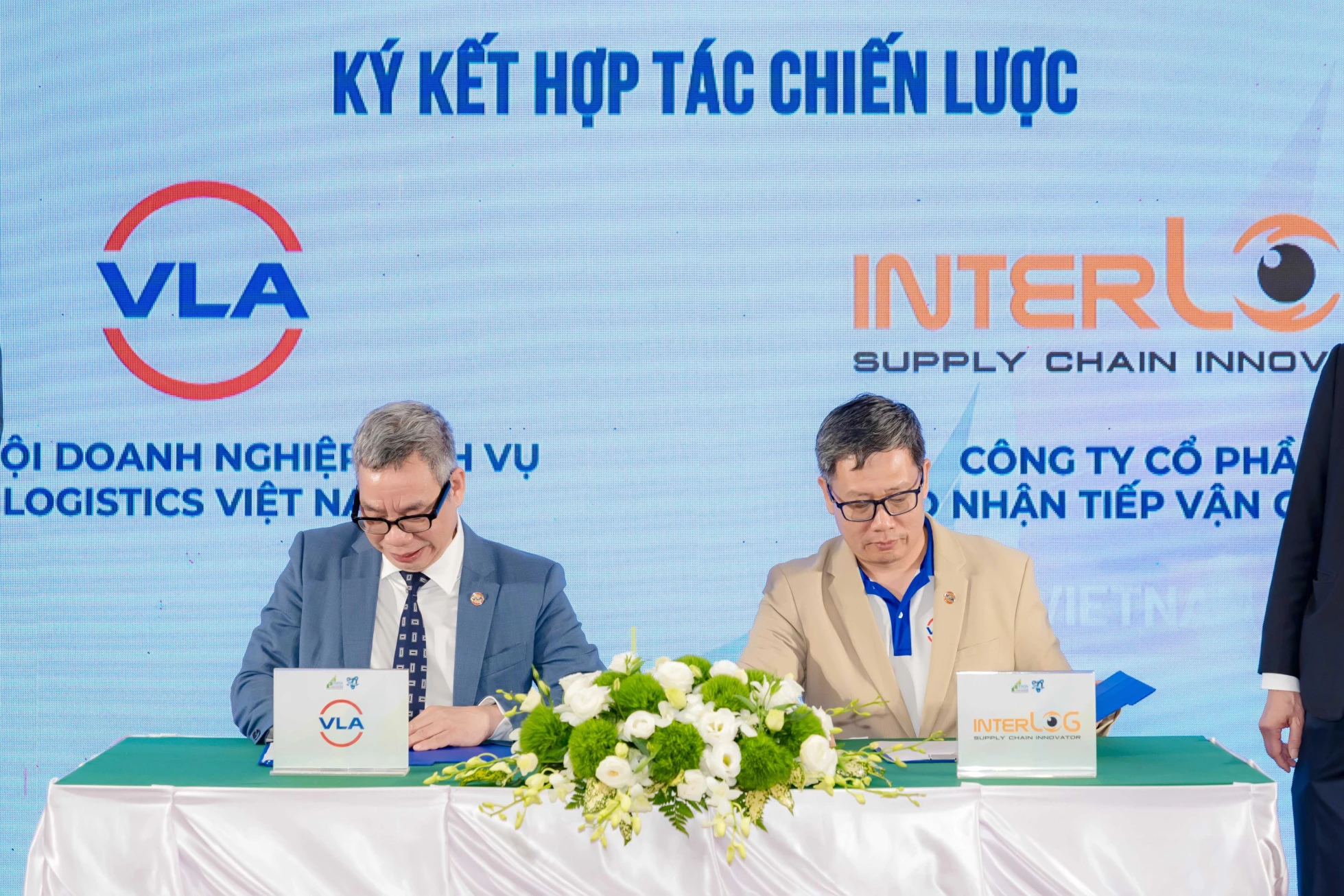 Mr. Nguyễn Duy Minh, President & CEO of InterLOG, signs a strategic partnership agreement with VLA.