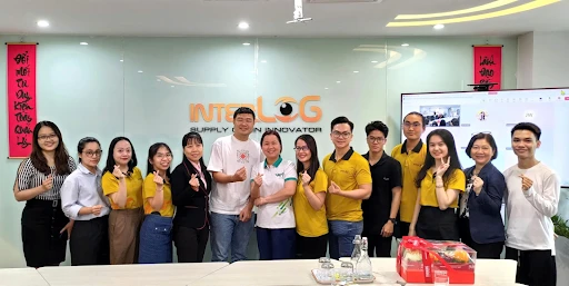 interlog-team-and-wr1-with-mr-tran-viet-duong