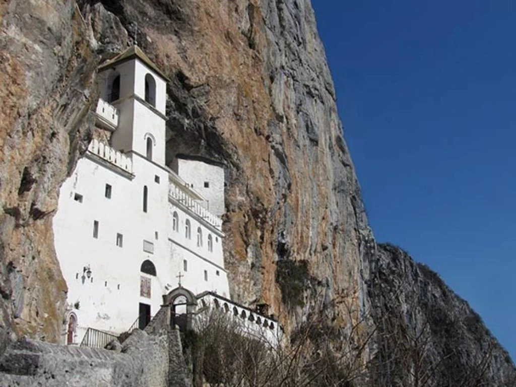 Tu viện Ostrog – biểu tượng tâm linh của Montenegro.