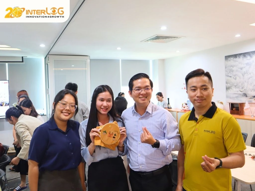 Các thành viên chụp hình check-in cùng thành quả sau 1 giờ nỗ lực