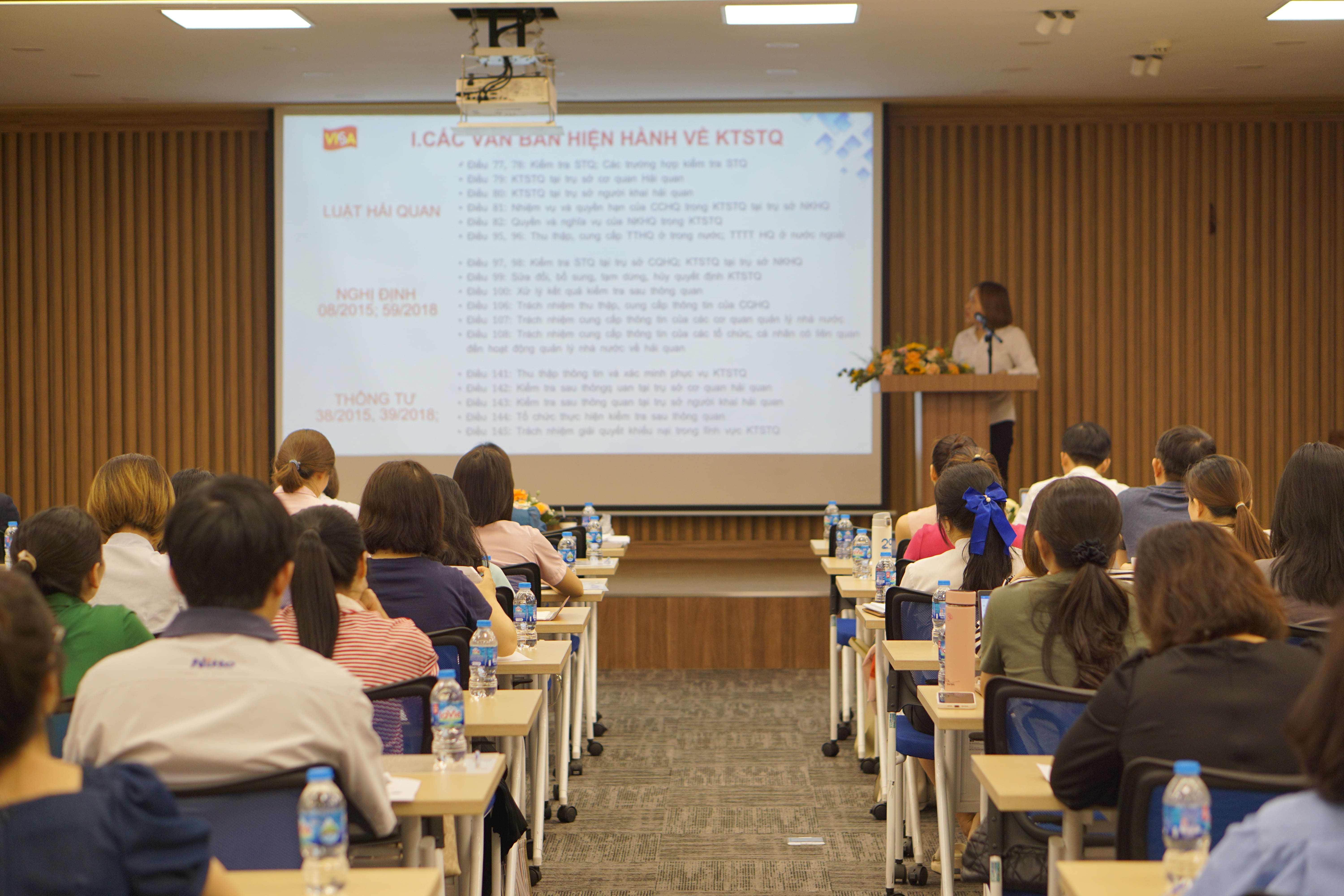 Đại diện hải quan cục Kiểm tra sau thông quan đang chia sẻ về các văn bản hiện hành, các quy định pháp lý liên quan đến kiểm tra sau thông quan