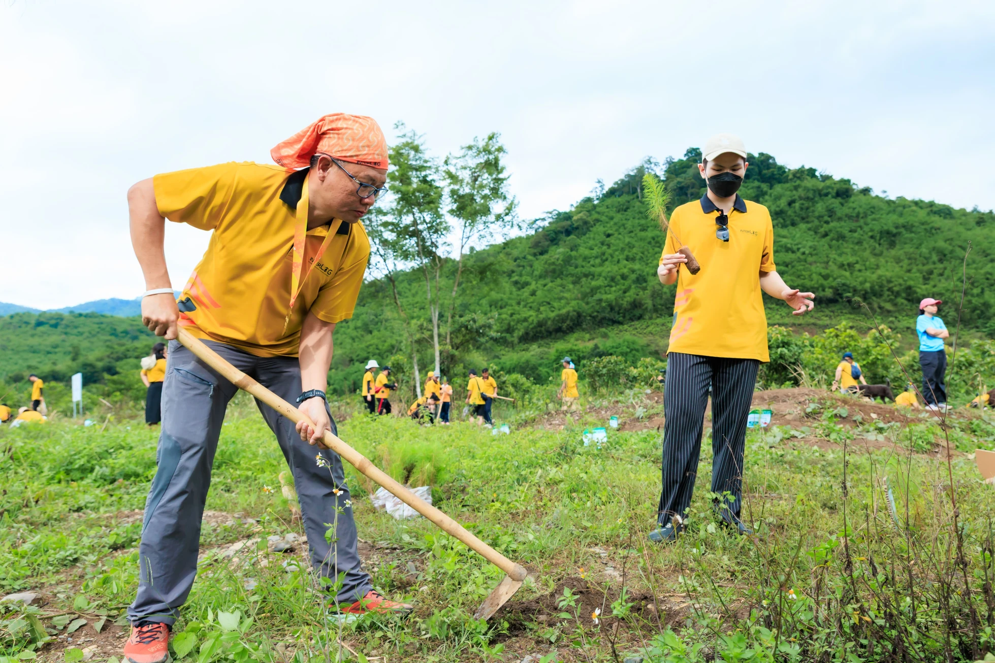 Ông Nguyễn Duy Minh - Chủ tịch kiểm Tổng giám đốc Công ty InterLOG đang tự tay vun trồng những mầm xanh