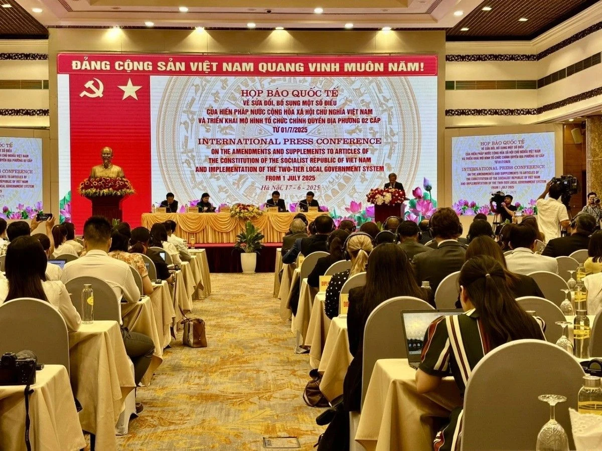 Các đại biểu chủ trì Họp báo quốc tế công bố chính thức Quyết định vận hành tổ chức bộ máy mới của Việt Nam theo mô hình tổ chức chính quyền địa phương 2 cấp từ ngày 01/07/2025 
