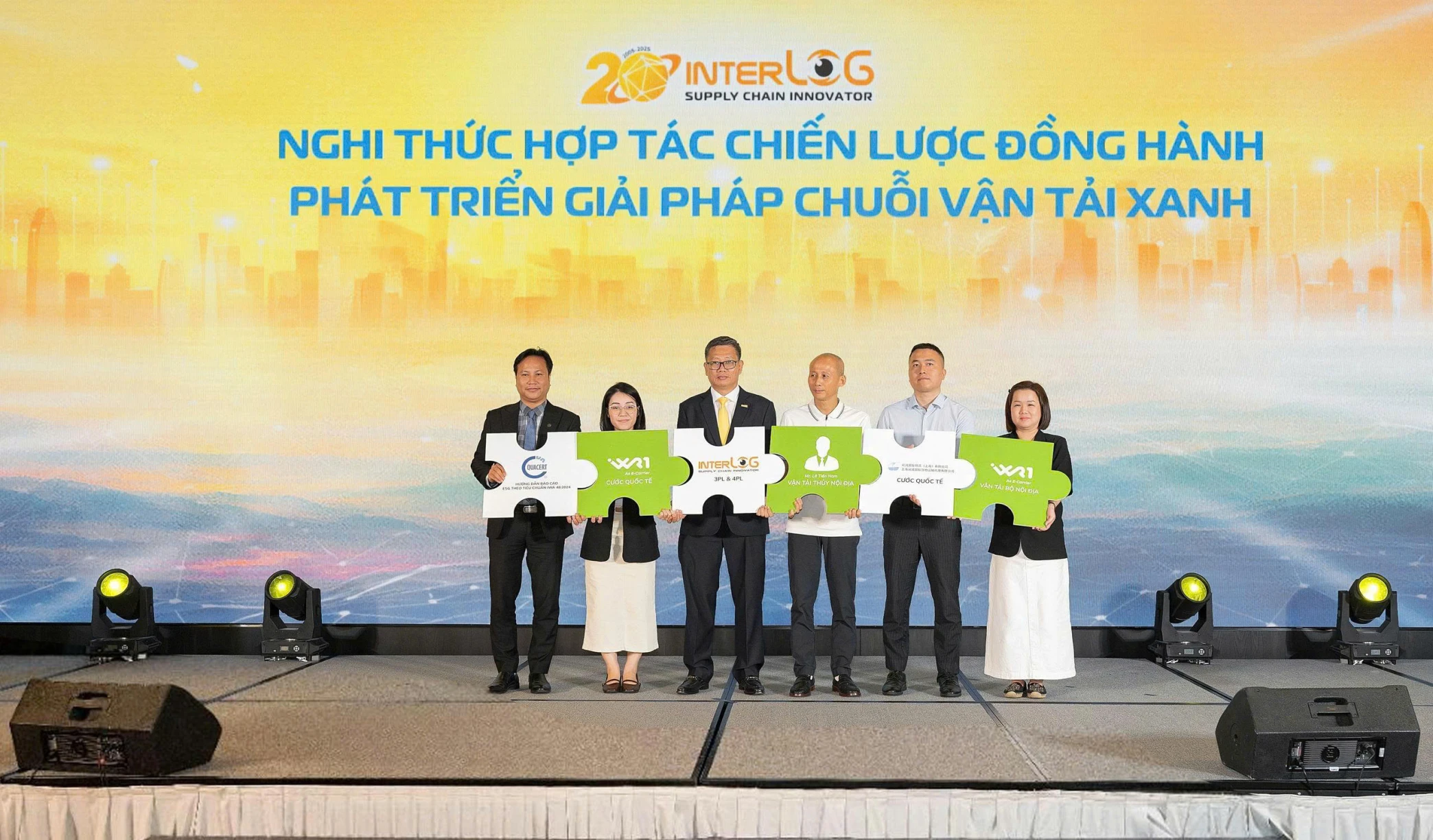 Đại diện InterLOG và các Đối tác chiến lược cùng thực hiện cam kết, cùng nhau hợp tác, phát triển “Giải pháp chuỗi vận tải xanh” cho khách hàng.