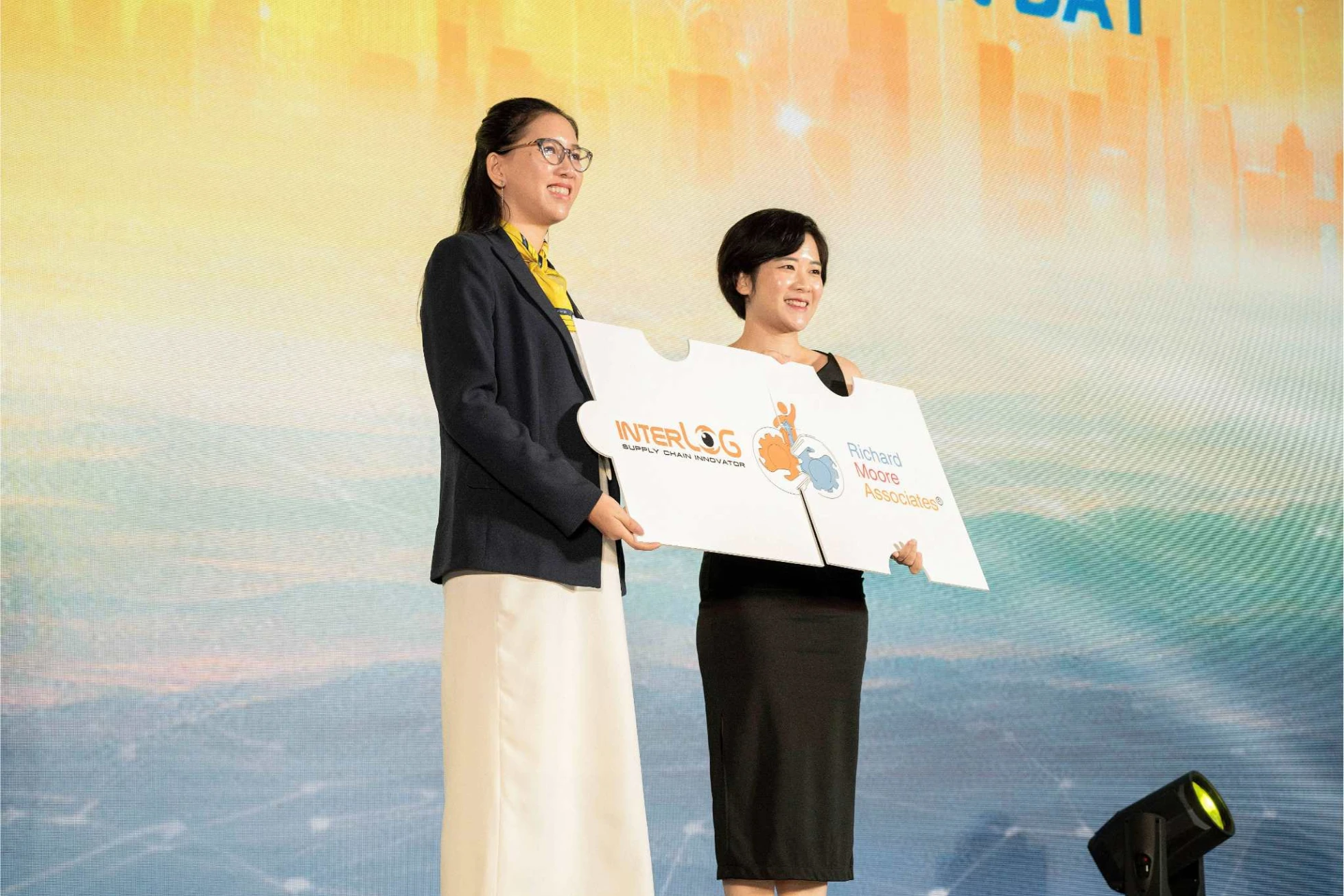 Đại diện InterLOG và Đối tác Richard Moore Associates (RMA) thực hiện nghi thức hợp tác nhằm đào tạo, nâng cao năng lực sáng tạo cho đội ngũ InterLOG.