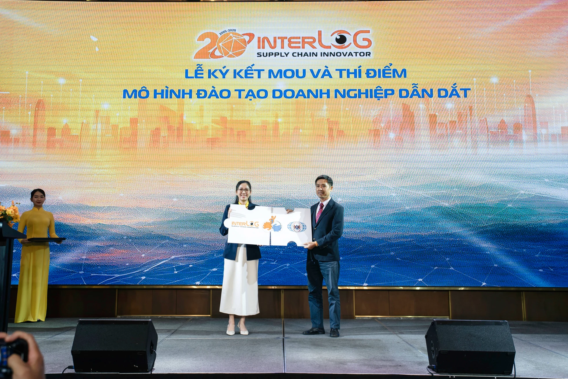 Representatives from InterLOG and the Ho Chi Minh City College of Transport sign a logistics training cooperation agreement.