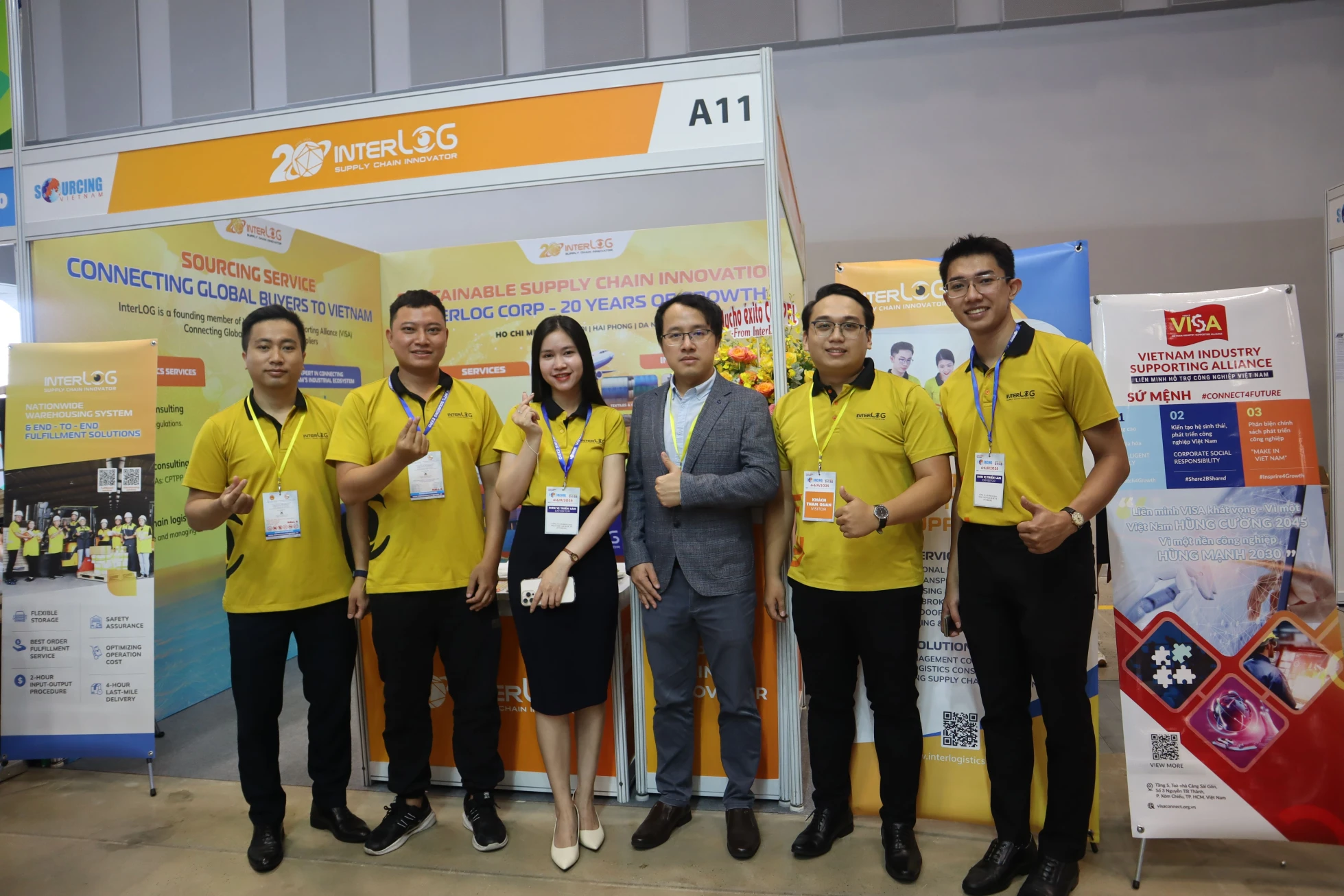 Các thành viên InterLOG tại triển lãm Vietnam International Sourcing 2025