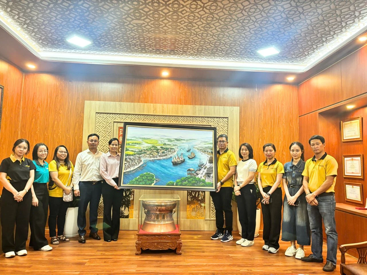 Đoàn InterLOG thăm và tặng tranh tổ nghiệp tại Sở Công Thương TP. Đà Nẵng