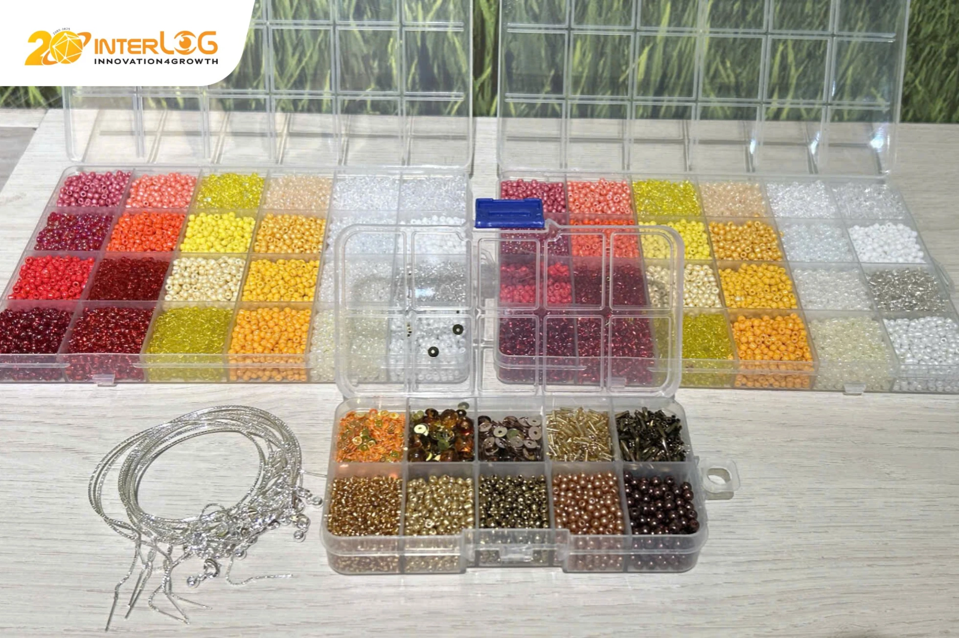 cac-vat-dung-duoc-chuan-bi-cho-cuoc-thi-trang-tri-vong-tay-amber-glow