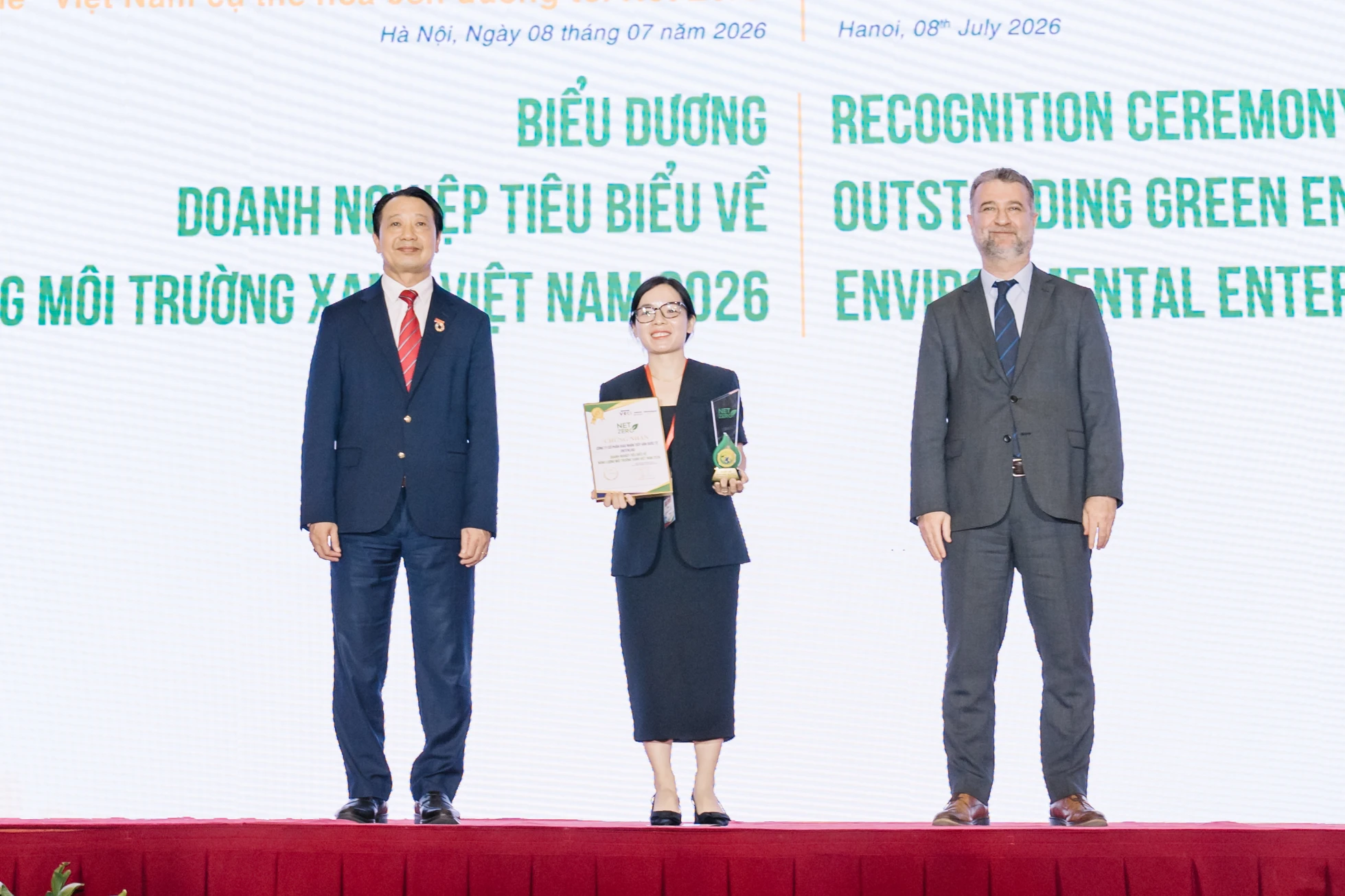 Đại diện InterLOG rạng rỡ nhận vinh danh TOP 30 Doanh nghiệp thực hiện hiệu quả kinh tế xanh.