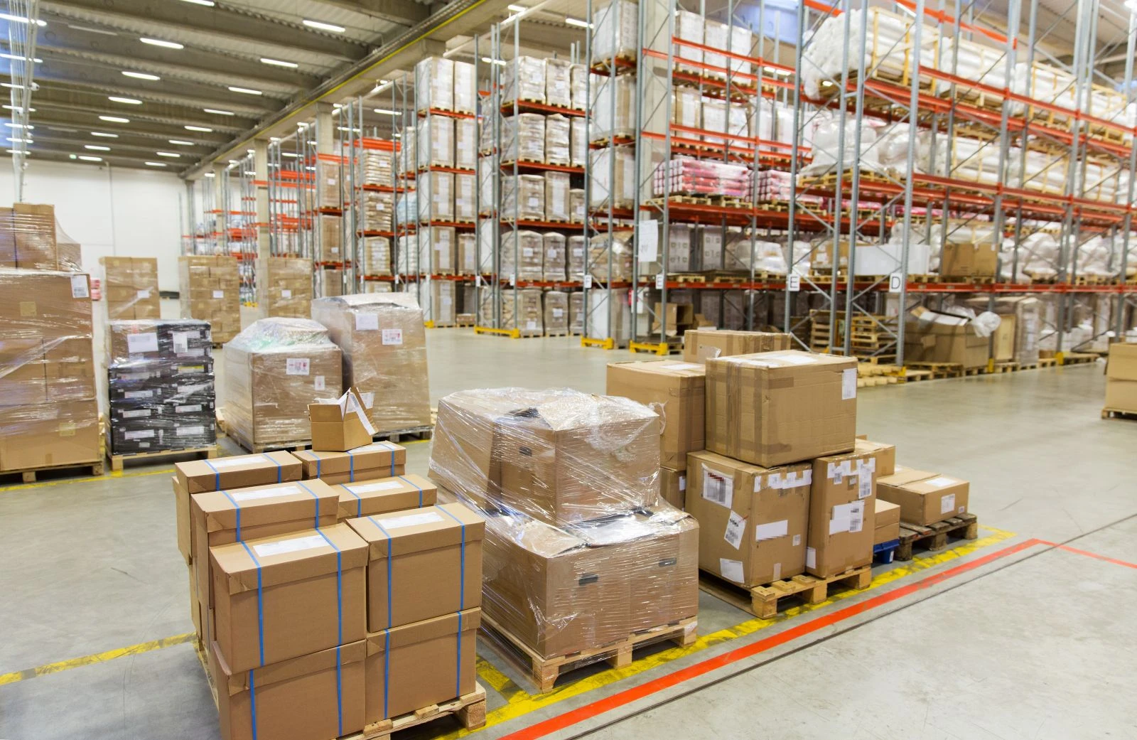 Nhập khẩu trực tiếp là hình thức doanh nghiệp tự giao dịch với nhà cung cấp nước ngoài