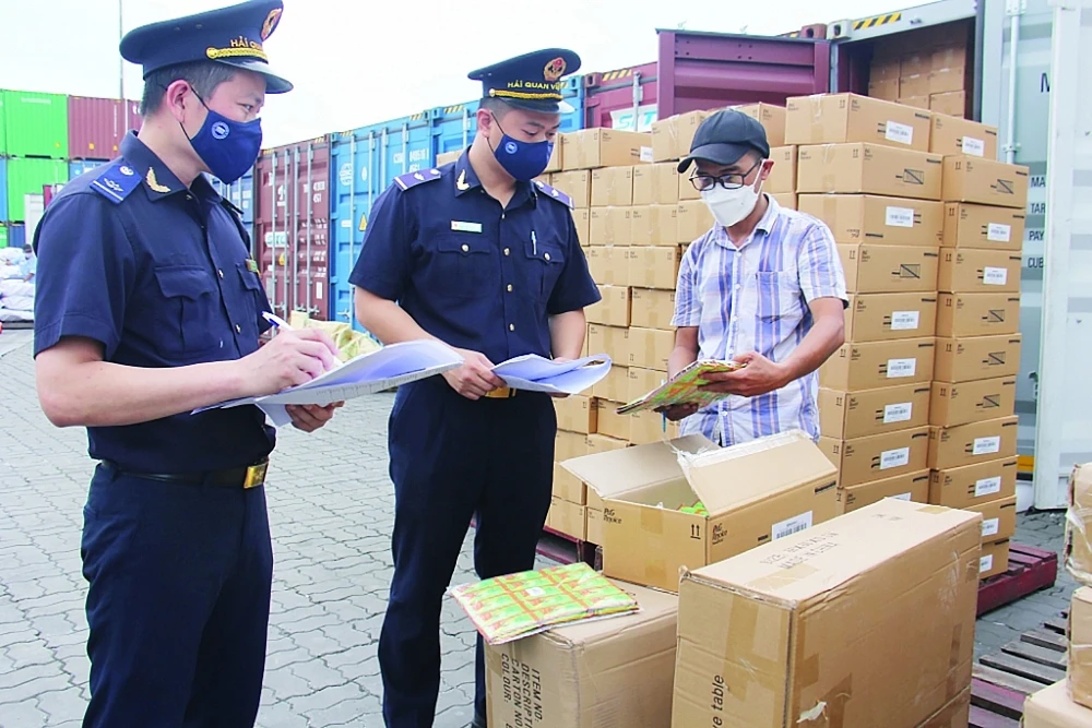 Doanh nghiệp thực hiện các thủ tục cần thiết để nhận hàng từ đơn vị vận chuyển