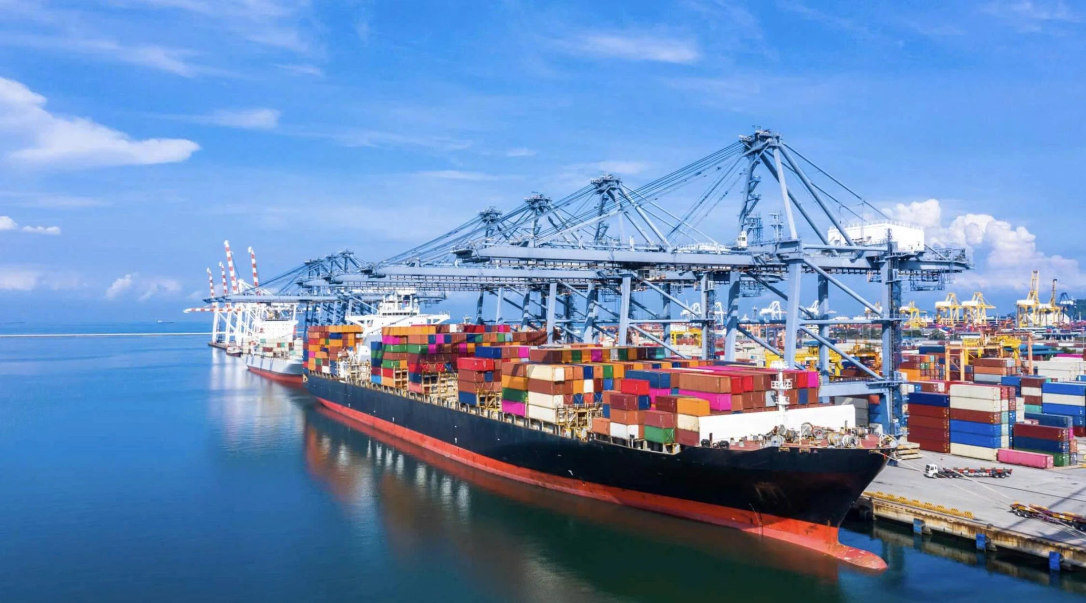 LCL (Less than Container Load) là hình thức gom hàng lẻ vào chung container