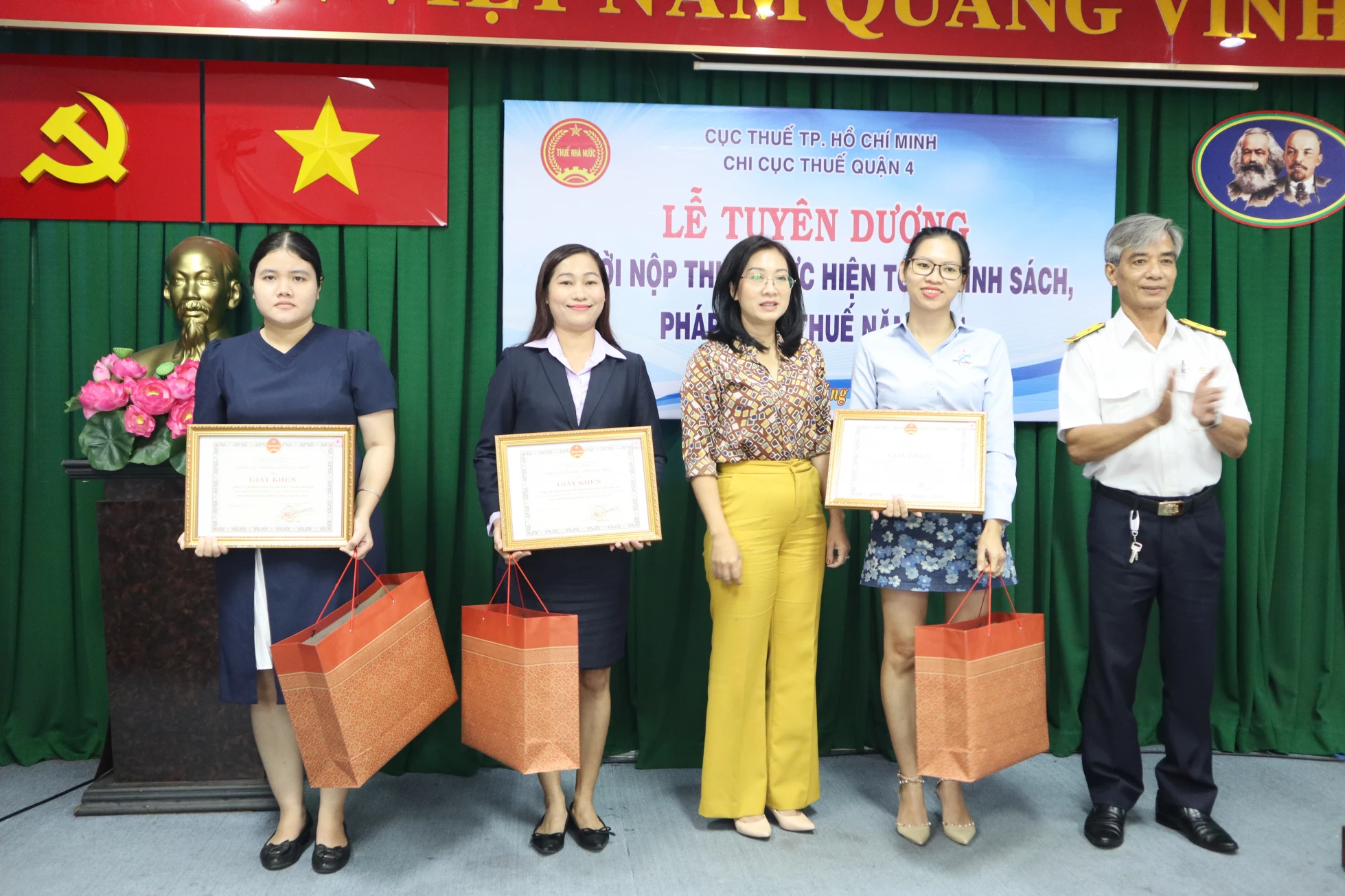 A representative from InterLOG (second from the left) receives the Certificate of Commendation from the General Department of Taxation.