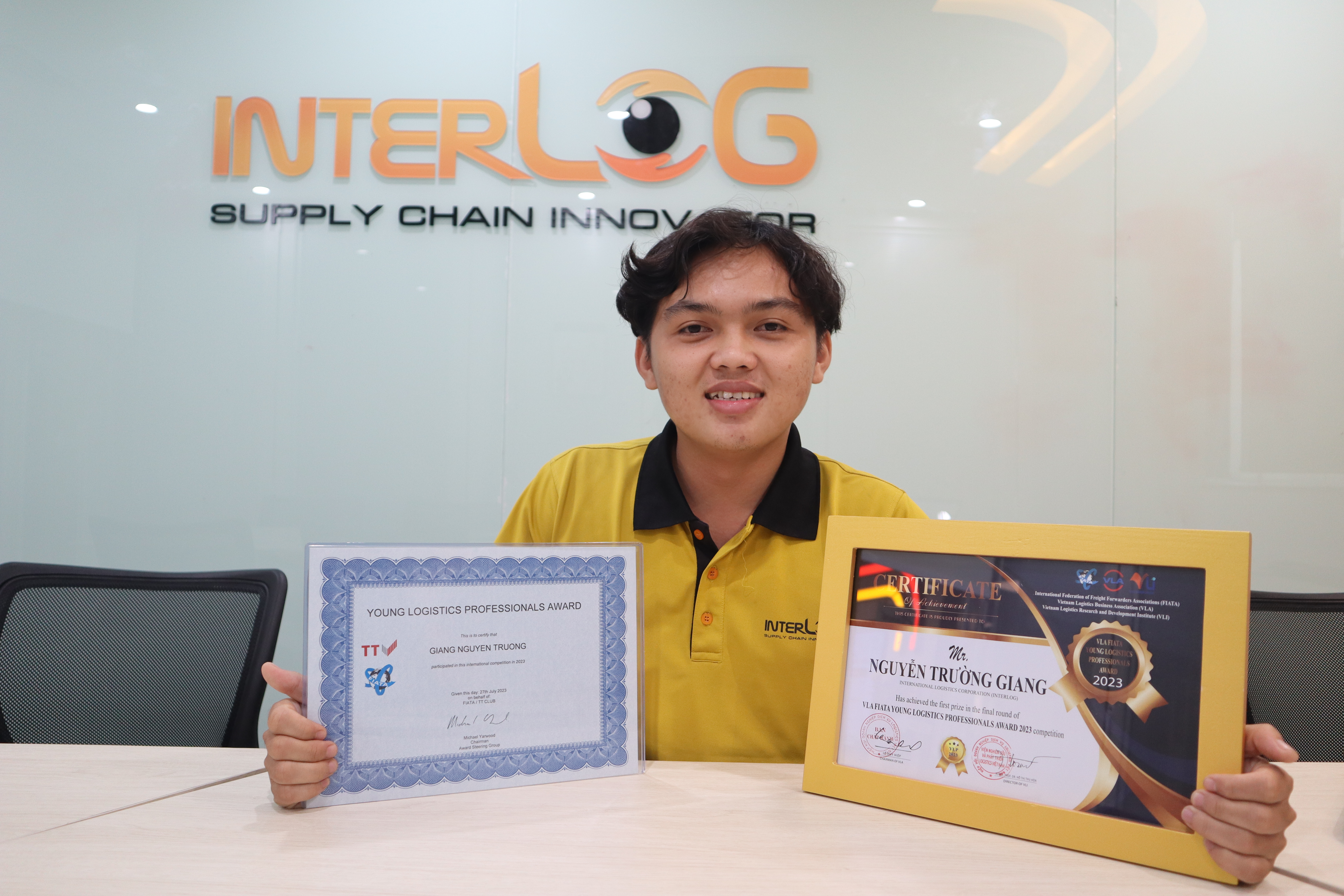 Thí sinh Nguyễn Trường Giang và giấy chứng nhận thắng giải Quốc Tế cuộc thi Young Logistics Professionals Award 2023