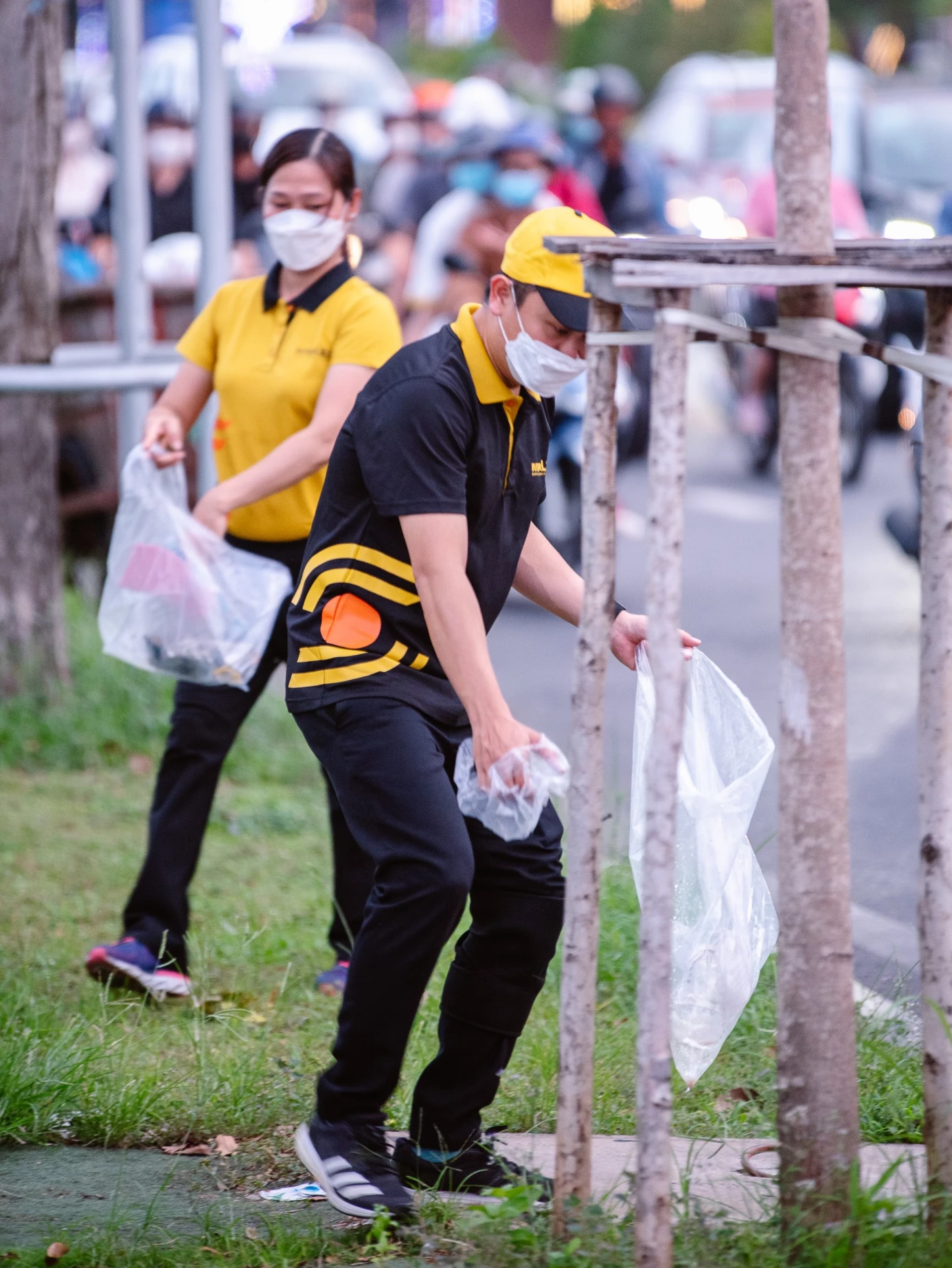 InterLOG members combine running with roadside trash collection